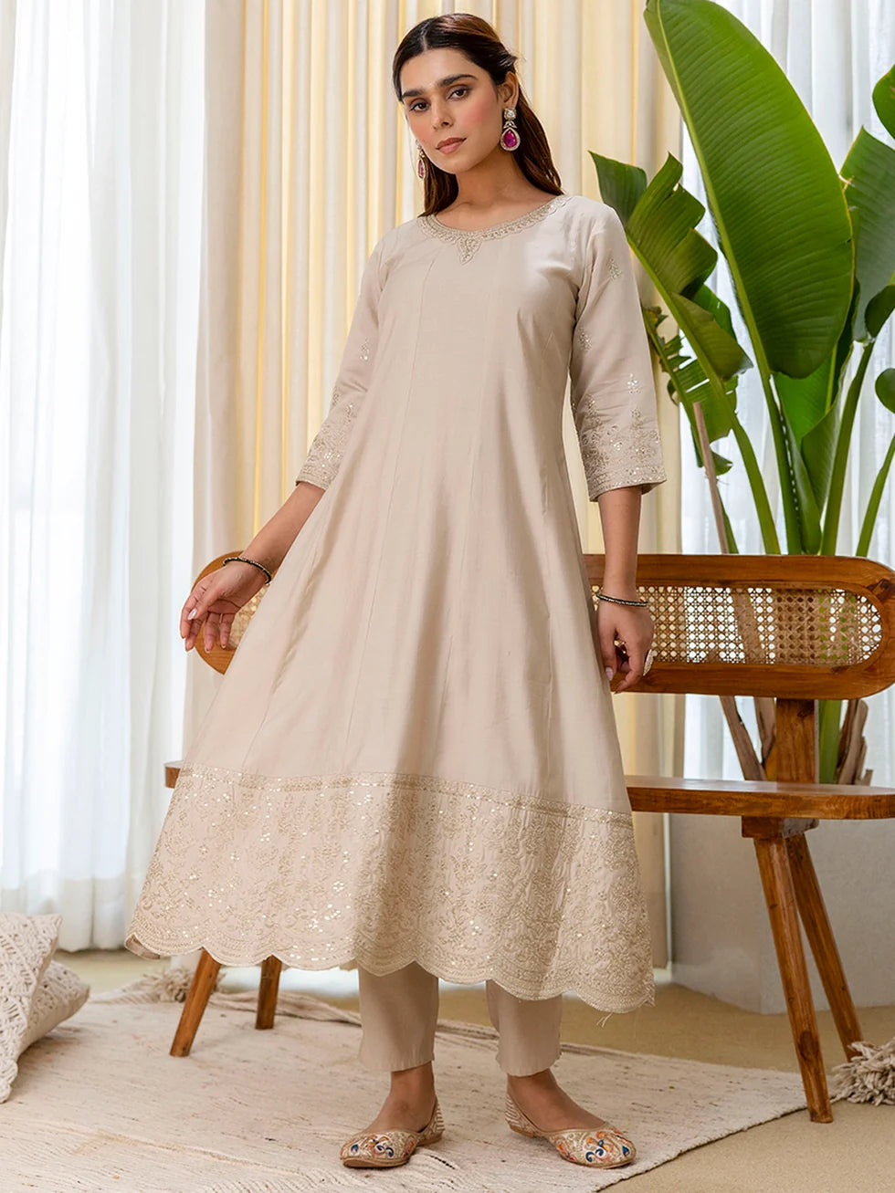 Isa Women's Grey Kurta Pant Set with Scalloped Floral Dupatta