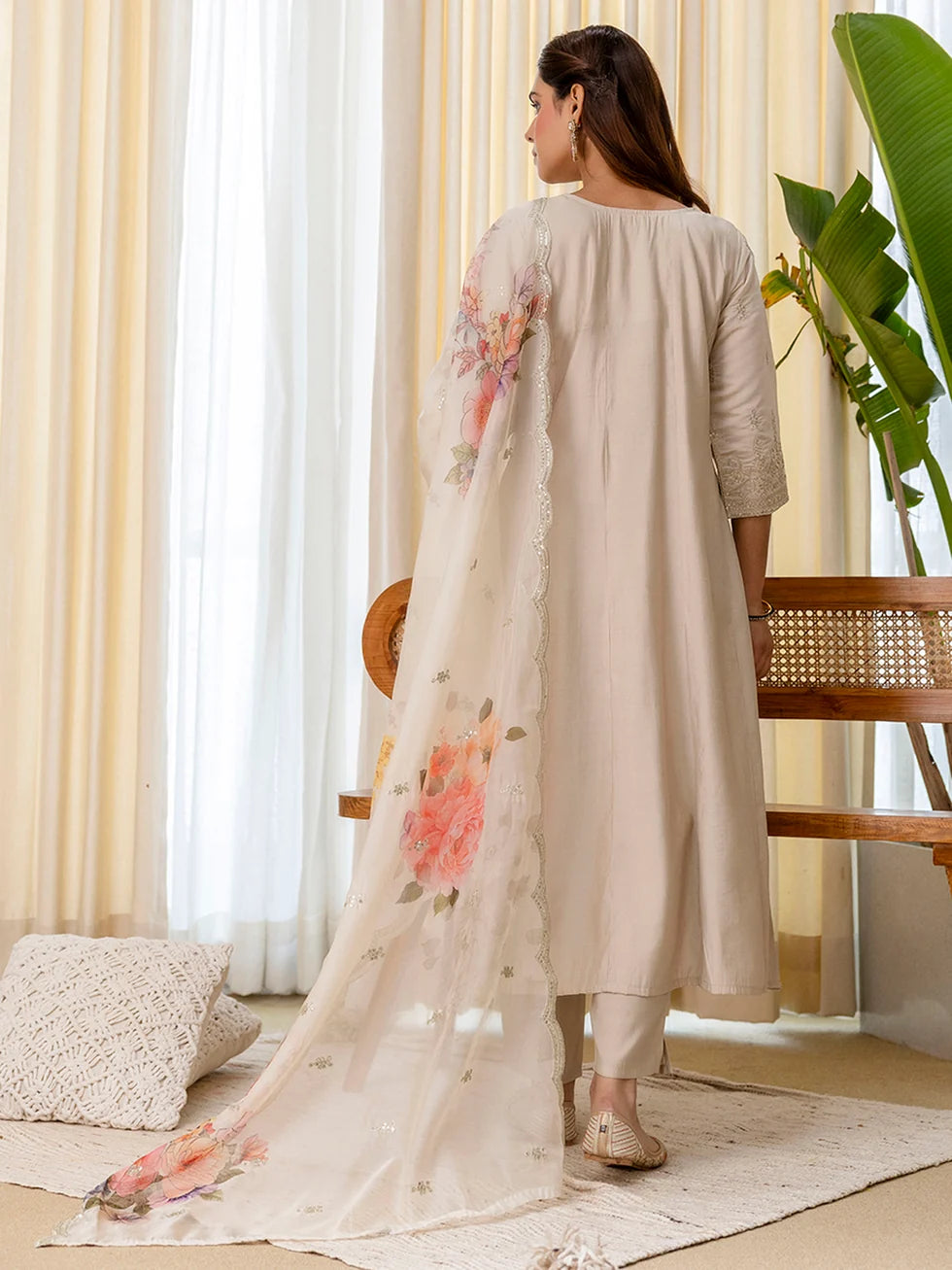 Isa Women's Grey Kurta Pant Set with Scalloped Floral Dupatta