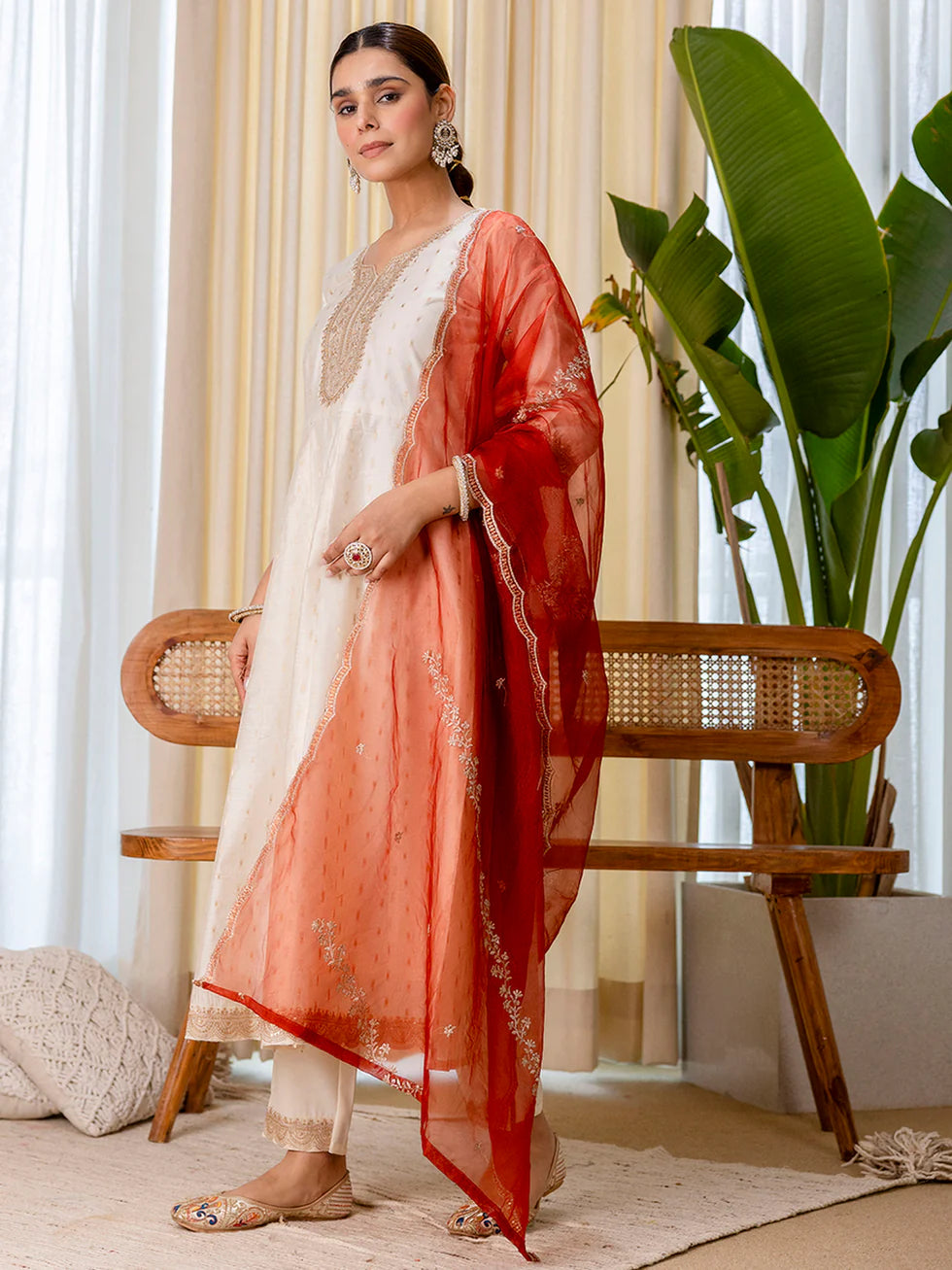 Floral Embroidered Chanderi_Silk V_Neck Kurta Trouser & Dupatta Set