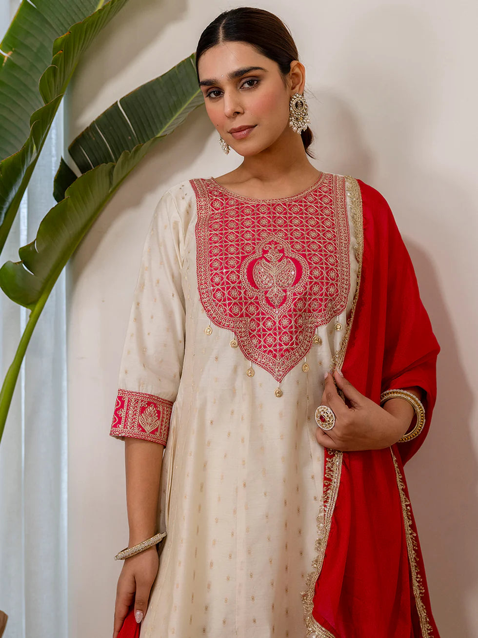 Floral Embroidered Chanderi_Silk Round_Neck Kurta Trouser & Dupatta Set