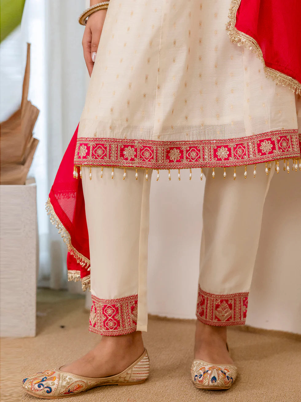 Floral Embroidered Chanderi_Silk Round_Neck Kurta Trouser & Dupatta Set