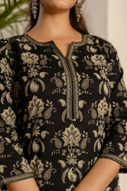 Women Black Printed Straight Kurta with Three Quarter Sleeves