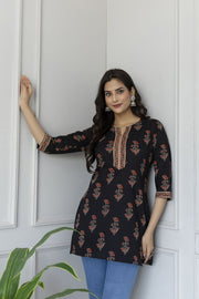 Women Black Straight Tunic With Three Quaretr Sleeves