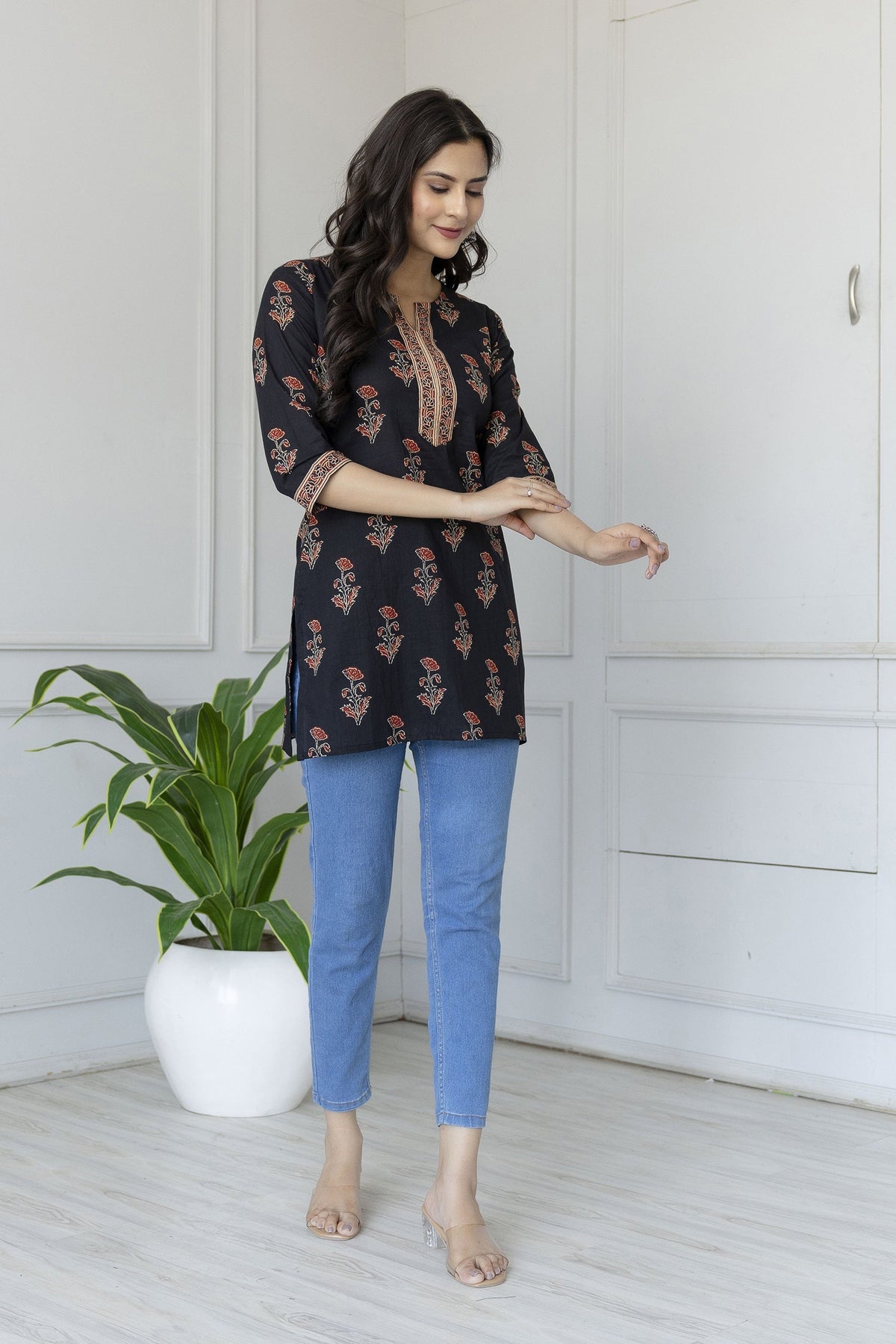 Women Black Straight Tunic With Three Quaretr Sleeves