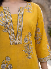 Yellow Printed Straight Kurta with Three Quarter Sleeves