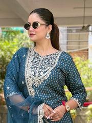 Nayra Embroidered Muslin Kurta Set