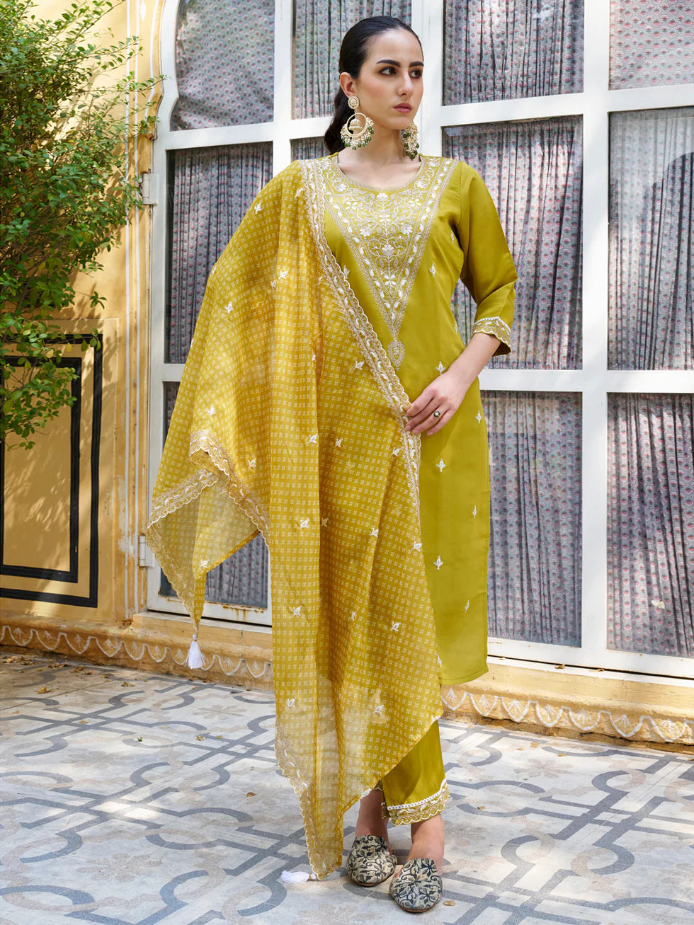 Zariya Embroidered Silk Blend Kurta Set