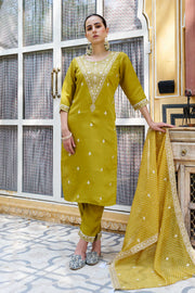 Zariya Embroidered Silk Blend Kurta Set