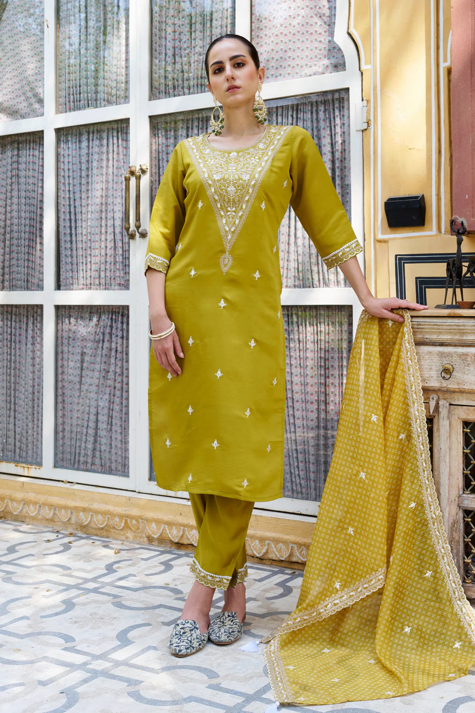 Zariya Embroidered Silk Blend Kurta Set