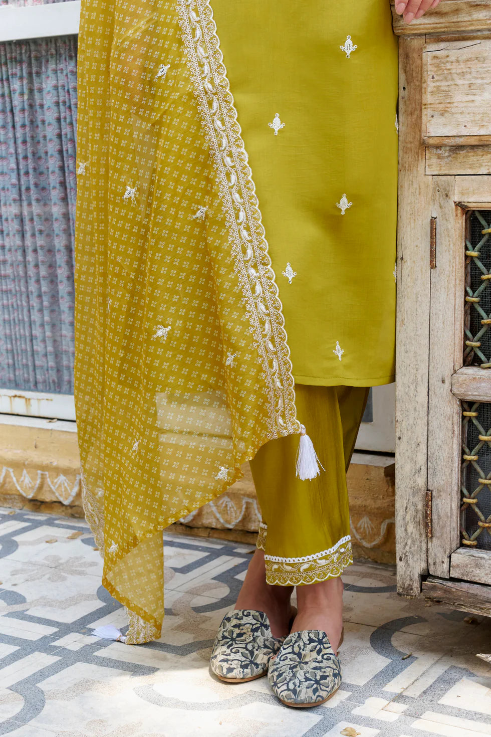Zariya Embroidered Silk Blend Kurta Set