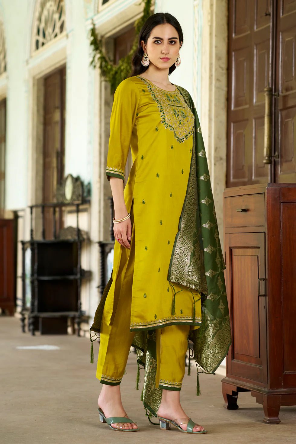 Inara Embroidery Kurta Set