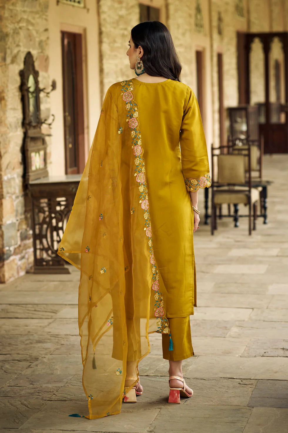 Zariya Embroidered Silk Blend Kurta Set