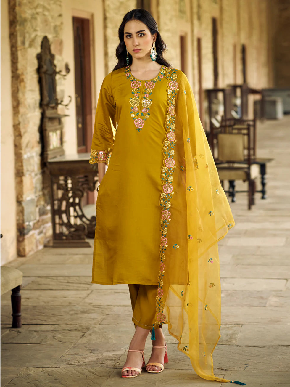 Zariya Embroidered Silk Blend Kurta Set