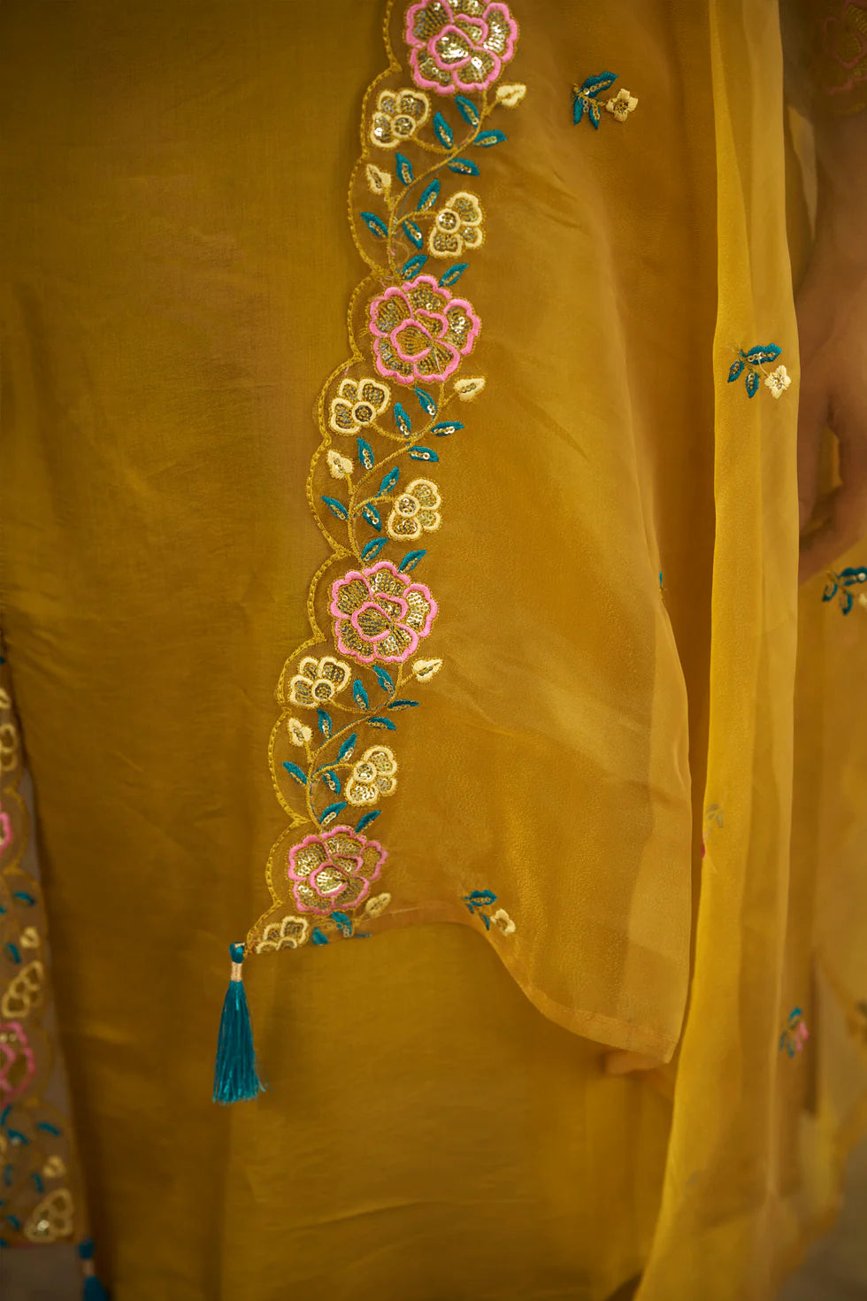 Zariya Embroidered Silk Blend Kurta Set