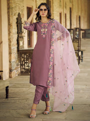 Zariya Embroidered Silk Blend Kurta Set
