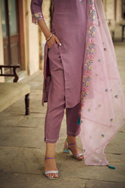 Zariya Embroidered Silk Blend Kurta Set