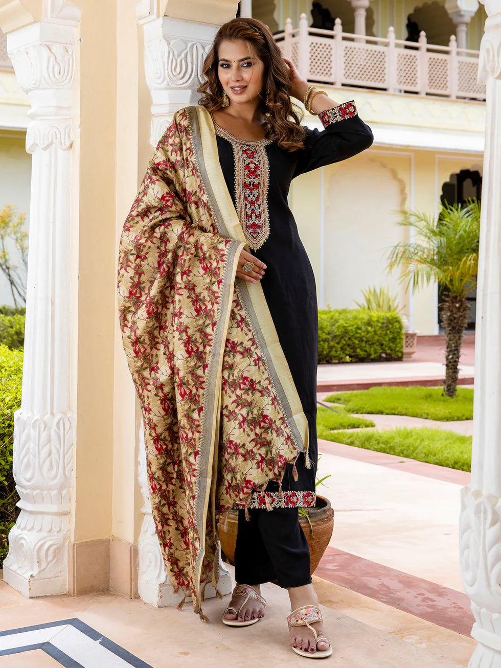 Zaria Noir Festive Kurta Set
