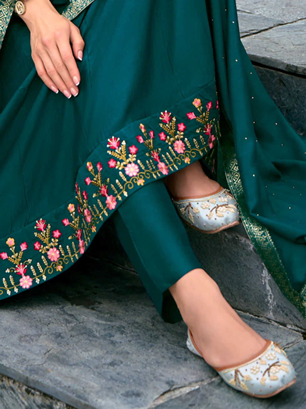 Ruhi Embroidered Kurta Set