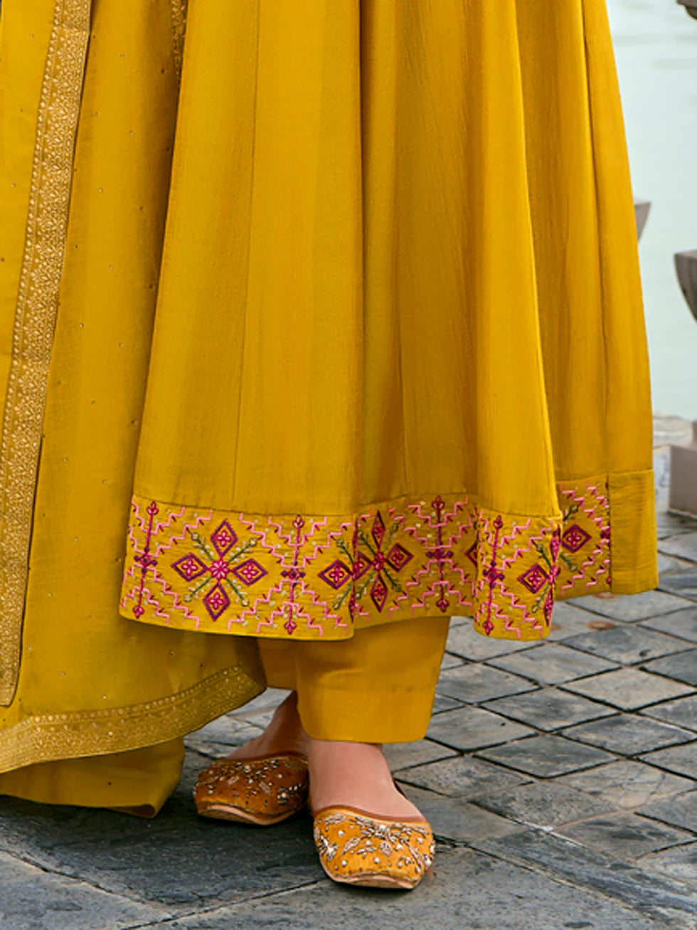 Ruhi Embroidered Kurta Set