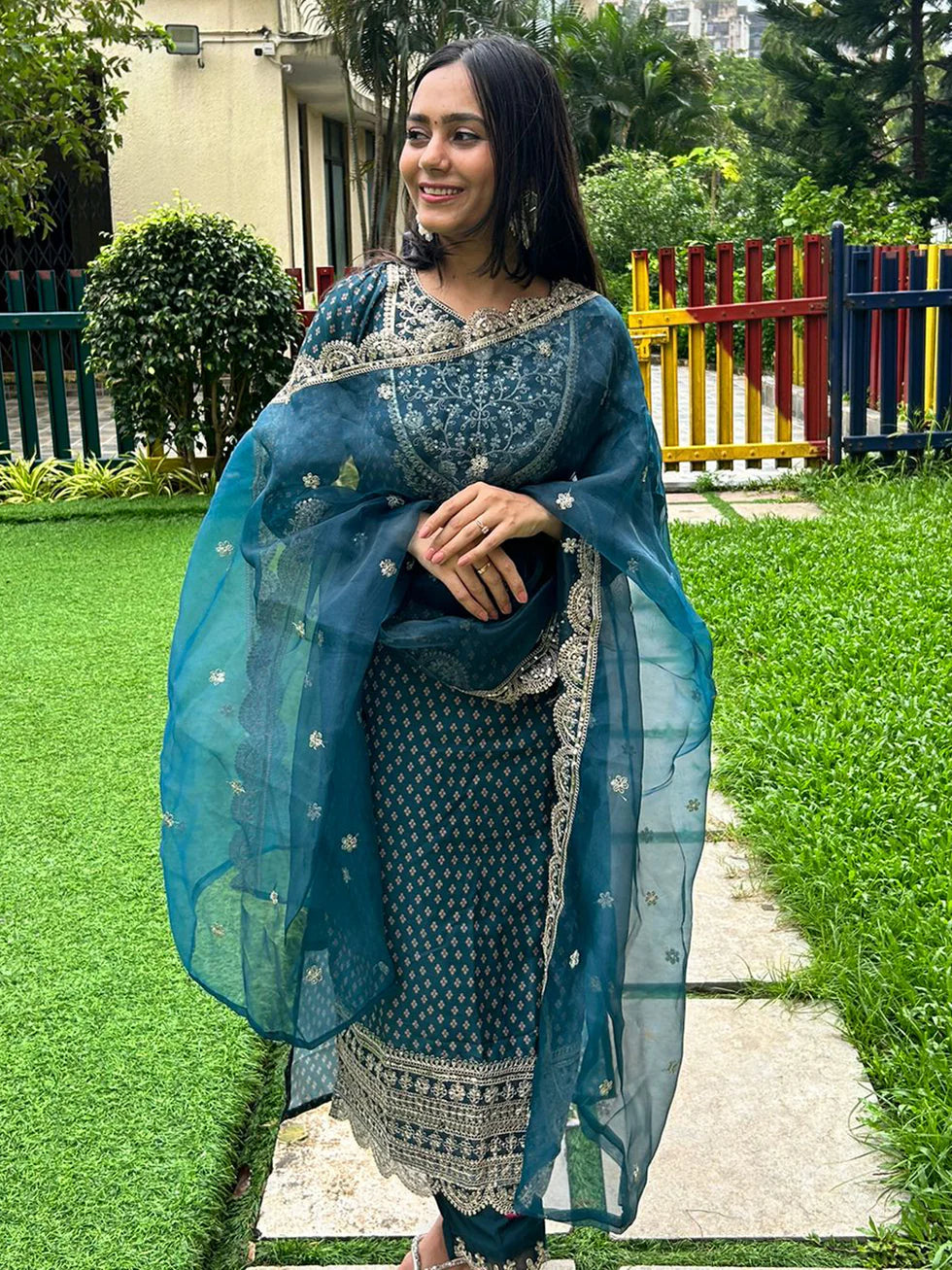 Nooré Embroidered Muslin Kurta Set