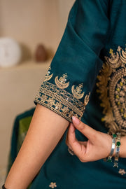 Nayra Embroidered Kurta Set